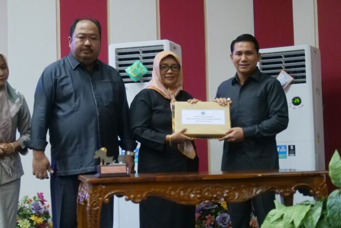 Wakil Bupati Bintan Ahdi Muqsith (kanan) mengadiri Rapat Paripurna DPRD Bintan , Rabu (27/12) . (Foto : abdi perdana - batamtv.com)