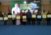 read news – Petani di Bintan Dapat Bantuan Pertanian Bupati Bintan, Roby Kurniawan (kelima dari kanan) mengatakan melalui bantuan yang diberikan diharapkan petani yang ada dapat meraih tingkat kesejahteraan, dimana diketahui sejauh ini Bintan juga merupakan wilayah penyumbang pasokan pangan, baik itu ke Kota Tanjungpinang, maupun Kota Batam. (Foto : abdi perdana - batamtv.com)