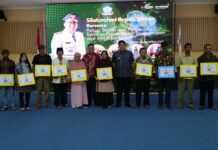read news – Petani di Bintan Dapat Bantuan Pertanian Bupati Bintan, Roby Kurniawan (kelima dari kanan) mengatakan melalui bantuan yang diberikan diharapkan petani yang ada dapat meraih tingkat kesejahteraan, dimana diketahui sejauh ini Bintan juga merupakan wilayah penyumbang pasokan pangan, baik itu ke Kota Tanjungpinang, maupun Kota Batam. (Foto : abdi perdana - batamtv.com)