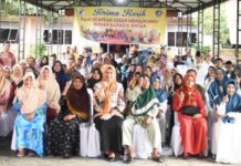 read news – Inilah Suasana Sehari Bersama Lansia di Rumah Bahagia Bintan Ketua TP PKK Propinsi Kepri Dewi Ansar (tengah) saat menghadiri kegiatan sehari bersama Lanjut Usia di Rumah Bahagia Bintan, Kamis (14/12). (Foto : abdi perdana - batamtv.com)