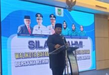 read news – Ketua DPRD Batam Nuryanto: Mari Bersinergi Bangun Batam dan Sukseskan Pemilu Ketua DPRD Kota Batam, Nuryanto saat berbaur bersaa RT dan RW yang hadir di ballrom Hotel AP Premier, Sungai Jodoh, Batam, Senin (11/12/2023) malam. (Foto : muhammad amin - batamtv.com)
