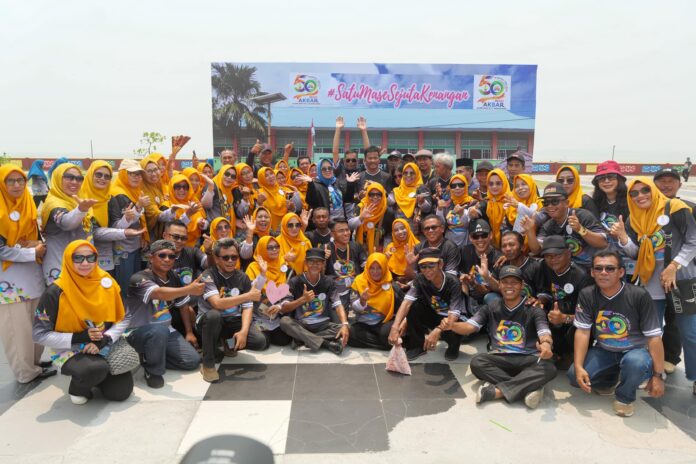Wagub Kepri Marlin Agustina hadir bersama Wali Kota Batam sekaligus Kepala BP Batam H Muhammad Rudi. Hadir juga Bupati Karimun Aunur Rafiq yang juga alumni sekolah tersebut. Selain berbaur dengan ribuan alumni lainnya, Marlin juga sudah ditunggu rekan seangkatannya: alumni angkatan 1991. (Foto : abdi perdana - batamtv.com)