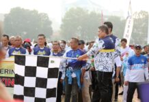 read news – World Walking Day Tingkat Kota Batam Tahun 2023 Diikuti Ribuan Peserta Asisten Pemerintahan dan Kesra Pemko Batam Yusfa Hendri (pegang bendera) mewakili Wali Kota Batam Muhammad Rudi mengatakan tujuan utama World Walking Day tidak lain adalah untuk mengajak masyarakat selalu hidup sehat. (Foto : muhammad amin - batamtv.com)