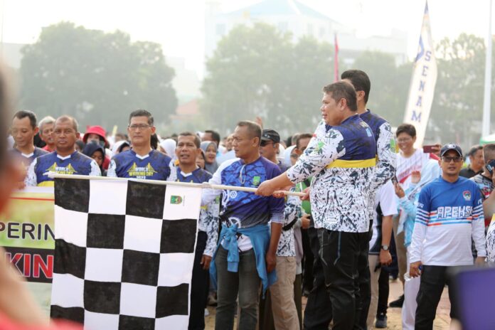 Asisten Pemerintahan dan Kesra Pemko Batam Yusfa Hendri (pegang bendera) mewakili Wali Kota Batam Muhammad Rudi mengatakan tujuan utama World Walking Day tidak lain adalah untuk mengajak masyarakat selalu hidup sehat. (Foto : muhammad amin - batamtv.com)