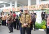 read news – Pemko Batam Raih Penghargaan Berhasil Turunkan Stunting Setdako Batam Jefridin terima penghargaan mewakili Walikota Batam HM Rudi . (Foto : muhammad amin - batamtv.com)