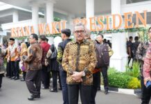 read news – Pemko Batam Raih Penghargaan Berhasil Turunkan Stunting Setdako Batam Jefridin terima penghargaan mewakili Walikota Batam HM Rudi . (Foto : muhammad amin - batamtv.com)