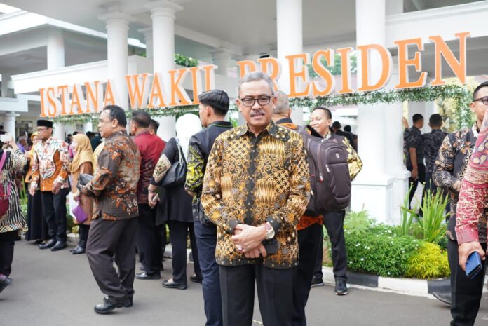 Setdako Batam Jefridin terima penghargaan mewakili Walikota Batam HM Rudi . (Foto : muhammad amin - batamtv.com)