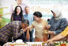 read news – Harlah Sri Soedarsono: Terus Memberikan Layanan Kesehatan Terbaik Sekretaris Daerah Kota Batam, Jefridin,M.Pd. (cium tangan) menyampaikan ucapan selamat ulang tahun dan mendoakan semoga Ibu Sri Soedarsono. (Foto : abuaqsa ramadan - batamtv.com)