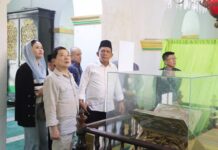 read news -Pembangunan Monumen Bahasa Nasional dan Revitalisasi Lanjutan Pulau Penyengat Gubernur Kepulauan Riau (Kepri) H. Ansar Ahmad mendampingi menteri Suharso Monoarfa saat melakukan kunjungan kerja ke Pulau Penyengat, Tanjungpinang, Jum'at (1/12). (Foto : dwi susilo - batamtv.com )