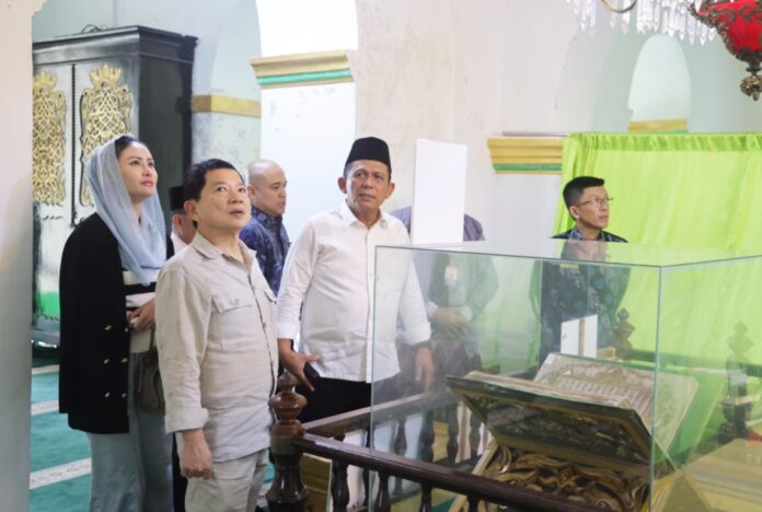 Gubernur Kepulauan Riau (Kepri) H. Ansar Ahmad mendampingi  menteri Suharso Monoarfa saat melakukan kunjungan kerja ke Pulau Penyengat, Tanjungpinang, Jum'at (1/12). (Foto : dwi susilo - batamtv.com )