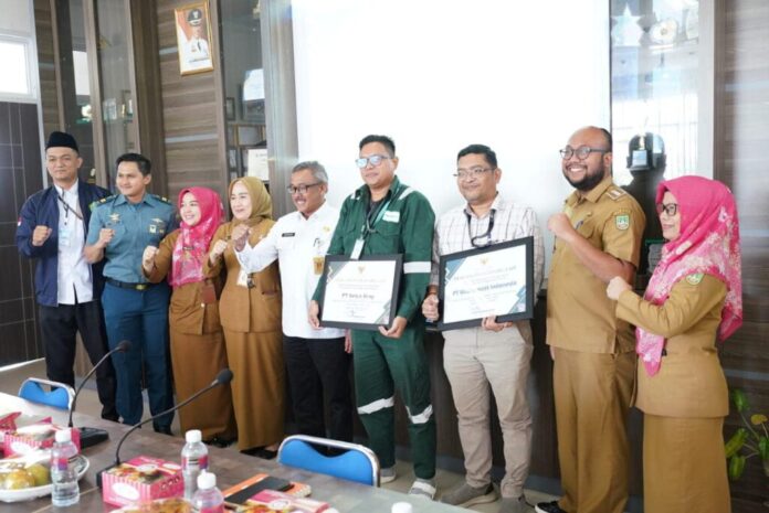 Setdako Batam Jefridin, (tengah) saat memberikan secara simbolis penghargaan kepada corporate social responsibility (CSR) kepada PT Mcdermott dan PT Vetco Gray atas partisipasi dalam program Bapak Asuh Anak Stunting (BAAS), di Aula Puskesmas Tanjungsengkuang, Selasa (5/12/2023). (Foto : abyaqsa ramadan - batamtv.com)