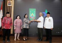 read news – Perpusnas Hadiri Peluncuran Kartu Sakti di Batam Deputi Bidang Pengembangan Bahan Pustaka dan Jasa Informasi Mariana Ginting (tengah) menghadiri peluncuran Kartu Sakti Kota Batam di Lt. IV Kantor Wali Kota Batam, Rabu (06/12/2023). (Foto : muhammad amin - batamtv.com)