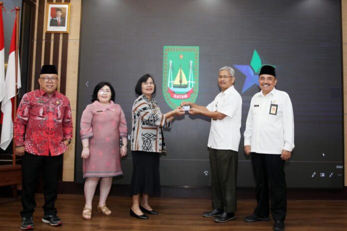 Deputi Bidang Pengembangan Bahan Pustaka dan Jasa Informasi Mariana Ginting (tengah)  menghadiri  peluncuran Kartu Sakti Kota Batam di Lt. IV Kantor Wali Kota Batam, Rabu (06/12/2023). (Foto : muhammad amin - batamtv.com)
