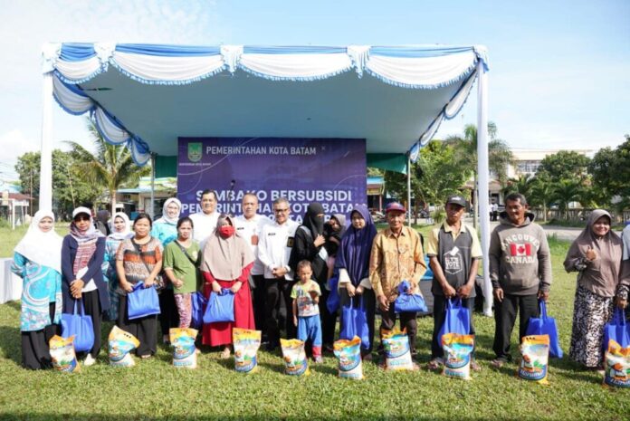 Sekretaris Daerah Kota Batam, Jefridin, M.Pd. (tengah)  menyerahkan paket sembako bersubsidi untuk masyarakat Kelurahan Tanjung Piayu dan Kelurahan Duriangkang, Kecamatan Sei Beduk di Lapangan Usman Harun. (Fopto : abyaqsa ramadan - batamtv.com)