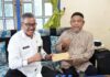 read news – Jefridin Jenguk Kawan Lama yang Tengah Sakit Setdako Batam Jefridin (kiri) didampingi Camat Sagulung Muhammad Hafiz Rozie menjenguk Umar Juki (kanan) yang sakit. Selain memotivasi, Ia juga menyerahkan bantuan berobat untuk Umar Juki. (Foto : abyaqsa ramadan - batamtv.com)