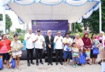 read news – Warga di Kibing dan Buliang Terima Sembako Bersubsidi Sekretaris Daerah Kota Batam, Jefridin, M.Pd. (keenam dari kanan) menyerahkan secara simbolis paket sembako bersubsidi kepada perwakilan masyarakat Kelurahan Buliang dan Kibing di ruko Sekolah Putra Batam, Rabu (6/12/2023). (Foto : muhammad amin - batyamtv.com)
