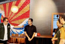 read news -Kepala Bapenda Batam Datangi Restoran Penunggak Pajak `Kepala Bapenda Batam, Raja Azmansyah mengingatkan sejumlah wajib pajak yang harus segera melaksanakan kewajibannya seperti restoran. Pihaknya juga sudah mengingatkan pemilik restoran untuk membayar kewajibannya. (Foto : muhammad amin - batamtv.com)