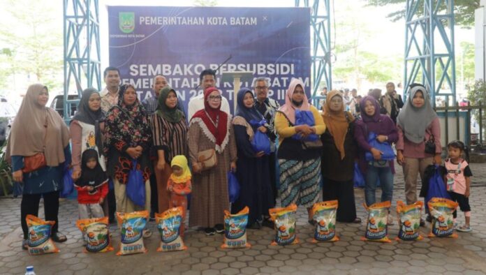 Wali Kota Batam menyerahkan sembako subsidi tahap III di sejumlah kelurahan di Kecamatan Sagulung dan Batuaji menjelang perayaan Natal dan Tahun Baru 2024. (Foto : Abyaqsa Ramadan - batamtv.com)