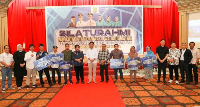 Walikota Batam HM Rudi  (tengah baju putih) menyalurkan secara simbolis insentif RT dan RW Triwulan IV tahun 2023. Pihaknya berharap insentif Rp750.000 perbulan atau Rp2.250.000 per tiga bulan tersebut diharapkan dapat memberikan manfaat bagi para RT dan RW. (Foto : muhammad amin - batamtv.com)