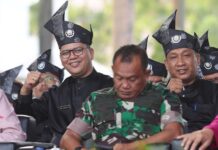 read news – 173 Inovasi di Instansi Pemko Batam Ditetapkan Walikota Kepala Dinas Komunikasi dan Informatika (Diskominfo) Kota Batam, Rudi Panjaitan (belakang -kiri) mengatakan pelayanan publik yang baik dan berkualitas menjadi hak masyarakat. Karena itu Wali Kota Batam Muhammad Rudi terus menekankan semua OPD dan unit pelayanan publik untuk berinovasi. (Foto : abyaqsa ramadan - batamtv.com)