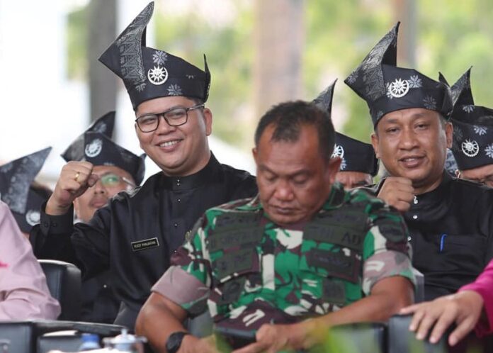 Kepala Dinas Komunikasi dan Informatika (Diskominfo) Kota Batam, Rudi Panjaitan (belakang -kiri) mengatakan pelayanan publik yang baik dan berkualitas menjadi hak masyarakat. Karena itu Wali Kota Batam Muhammad Rudi terus menekankan semua OPD dan unit pelayanan publik untuk berinovasi. (Foto : abyaqsa ramadan - batamtv.com)