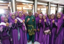 read news – Semifinal Lomba Hadroh dan Paduan Suara Berlangsung di Bengkong Babak semi final lomba Hadroh dan Paduan Suara Kota Batam digelar di Golden Prawn 933 VIP Room C, Bengkong Laut, Senin (18/12/2023) dibuka langsung oleh Sekretaris Daerah Kota Batam, Jefridin, M.Pd. (tengajh) (Foto : abyaqsa ramadan - batamtv.com)