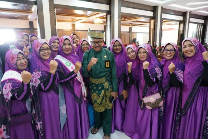 Babak semi final lomba Hadroh dan Paduan Suara Kota Batam digelar di Golden Prawn 933 VIP Room C, Bengkong Laut, Senin (18/12/2023) dibuka langsung oleh  Sekretaris Daerah Kota Batam, Jefridin, M.Pd.   (tengajh) (Foto : abyaqsa ramadan - batamtv.com)
