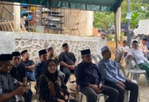 read news – Jefridin Takziah ke Istri dari Kepala SMP Negeri 45 Batuampar Sekretaris Daerah Kota Batam, Jefridin, M.Pd (depan, kedua dari kanan) beserta istri, Hariyanti datang untuk melayat ke rumah di Tiban Palem E2 No.15 Kecamatan Sekupang, Sabtu (23/12/2023). (Foto : muhammad amin - batamtv.com)