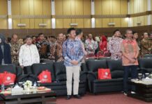 read news – HM Rudi Hadiri Pengukuhan Guru Besar Uniba Walikota Batam HM Rudi (tengah, celana putih) menghadiri pengukuhan Prof. Dr. H.M. Soerya Respationo, S.H, M.H. MM, mantan Wakil Gubernur Kepri dikukuhkan sebagai guru besar ilmu hukum / hukum tata negara. Pengukuhan secara resmi digelar di Universitas Batam, Sabtu (23/12/2023). (Foto : muhammad amin - batamtv.com)