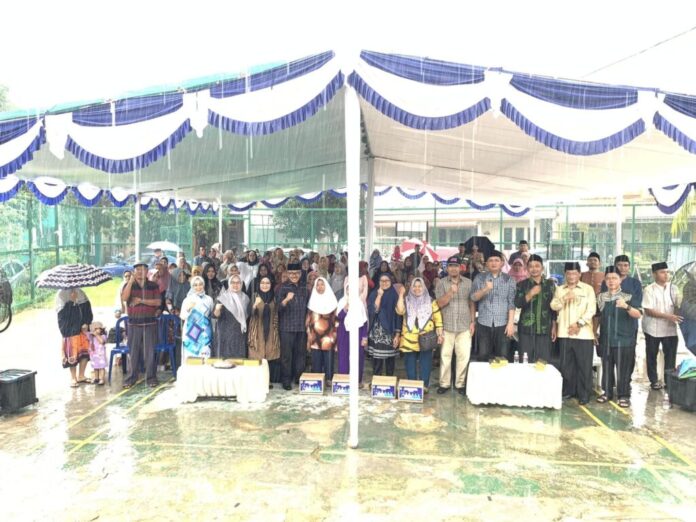 Setdako Batam Jefridin ikuti read news - Warga Taman Raya IV Kelurahan Belian Batam Kota Ikuti Pembinaan Akhlak Mulia . (Foto : abyaqsa ramadan - batamtv.com)