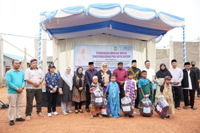 Setdako Batam Jefridin (tengah peci hitam) bersamaWarga Kavling Firdaus RW 25 Kelurahan Kabil, menghadiri  acara Pembinaan Akhlak Mulia Tim Penggerak (TP) PKK Kota Batam, di Halaman Masjid R Hamidah Kecamatan Nongsa, Sabtu (23/12/2023). (Foto : abyaqsa ramadan - batamtv.com)