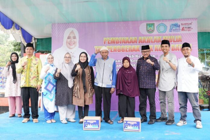 Setdako Batam JEfridin (ketiga dari kanan) saat menghadiri Pembinaan Akhlak Mulia Tim Penggerak (TP) PKK Kota Batam, di Fasum RW 21 Puri Agung 4 Kelurahan Mangsang, Sabtu (23/12/2023). (Foto : abyaqsa ramadan - batamtv.com)