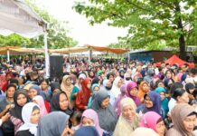 read news – Ratusan Warga Tanjungpinang Kerubuti Pasar Murah Bersubsidi Gubernur Ansar mengatakan Pemerintah Provinsi Kepulauan Riau melalui Dinas Perindustrian dan Perdagangan menggelar Pasar Murah Bersubsidi di dua lokasi di Kota Tanjungpinang, yaitu Lapangan Parkir Villa Pinlang Mas Kecamatan Tanjungpinang Timur dan Lapangan Futsal Rimba Jaya Kecamatan Tanjungpinang Barat, pada Jumat (22/12). (Foto : dwi susilo - batamtv.com)