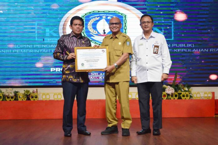 Anggota Ombudsman RI Jemsley Hutabarat memberikan penghargaan kepada instansi atas pelayanan publik yang membaik. (Foto : abyaqsa ramadna- batamtv.com)