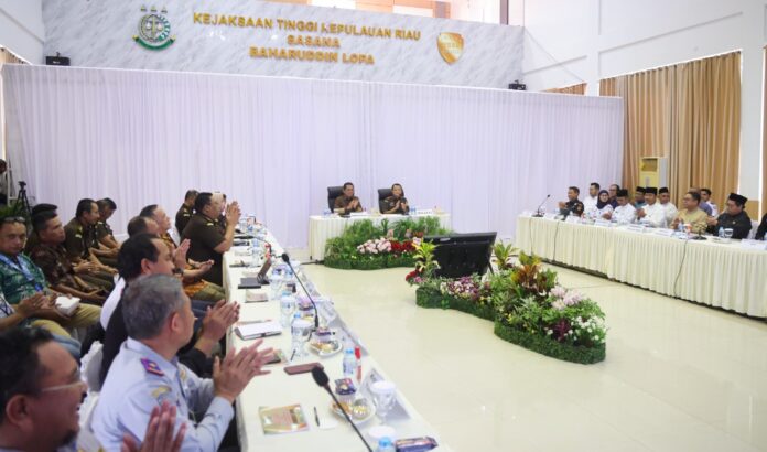 Kejati Kepri, Rudi Margono (kursi tengah, kanan) dalam rapat koordinasi di Aula Sasana Baharuddin Lopan, Jum'at (29/12) menekankan pentingnya sinergi dengan pemangku kepentingan di sektor kelautan untuk optimalisasi PNBP dan peningkatan layanan kepada masyarakat. (Foto : abdi Dwi Susilo - batamtv.com)