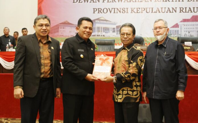 Gubernur Kepulauan Riau H. Ansar Ahmad (kedua dari kiri ) hadir dalam rapat paripurna tersebut dan menyampaikan apresiasi atas kolaborasi dan sinergitas yang baik antara Pemerintah Provinsi Kepri dan DPRD Provinsi Kepri dalam menghasilkan dua perda baru ini. (Foto : dwi susilo - batamtv.com)