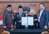 read news – Walikota Ikuti Paripurna DPRD Kota Tanjungpinang Rapat paripurna DPRD Kota Tanjungpinang diikuti Pj walikota Hasan (kedua dari kiri) beragendakan penandatanganan persetujuan bersama terhadap Ranperda APBD Kota Tanjungpinang tahun anggaran 2024, di kantor DPRD Senggarang. (Foto : Dwi Susilo - batamtv.com)