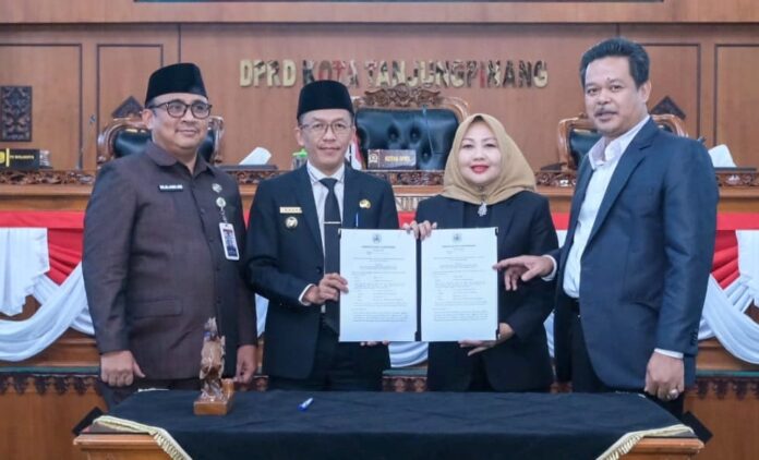 Rapat paripurna DPRD Kota Tanjungpinang diikuti Pj walikota Hasan (kedua dari kiri) beragendakan penandatanganan persetujuan bersama terhadap Ranperda APBD Kota Tanjungpinang tahun anggaran 2024, di kantor DPRD Senggarang. (Foto : Dwi Susilo - batamtv.com)