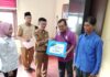 read news – Warga Tanjungpinang Kembali Terima dana Bantuan Langsung Tunai Penyaluran BLT yang langsung diserahkan Pj Wali Kota Tanjungpinang, Hasan,S.Sos (ketiga dari kanan) secara simbolis itu diawali di Aula Kantor Camat Tanjungpinang Kota. Ada sebanyak 1.521 yang menerima bantuan tunai tersebut. (Foto : dwi susilo - batamtv.com)