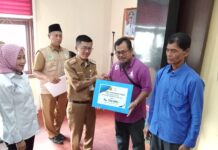 read news – Warga Tanjungpinang Kembali Terima dana Bantuan Langsung Tunai Penyaluran BLT yang langsung diserahkan Pj Wali Kota Tanjungpinang, Hasan,S.Sos (ketiga dari kanan) secara simbolis itu diawali di Aula Kantor Camat Tanjungpinang Kota. Ada sebanyak 1.521 yang menerima bantuan tunai tersebut. (Foto : dwi susilo - batamtv.com)