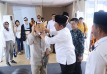 read news – Pj Walikota Tanjungpinang Hasan Sambut Kedatangan Menteri PPN Menteri PPN/Kepala Bappenas, Suharso Monoarfa berkunjung ke Tanjungpinang, sekitar pukul 11:45 WIB, Jum'at (1/12/2023). Kedatangannya disambut langsung Gubernur Kepri, Ansar Ahmad, (memakaikan tanjak) bersama Pj Wako Hasan. Tampak sang memasuki bandara Raja Haji Fisabilillah. (Foto : abdi perdana - batamtv)