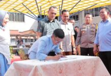 read news – Pj Wako Hasan Harapkan Akau Potong Lembu Tingkatkan PAD Hasan meresmikan operasional kawasan kuliner Akau Potong Lembu yang baru selesai direvitalisasi, Minggu (24/12/2023). (Foto : abdi perdana - batamtv.com)