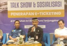 read news – Penerapaan E Tiketing di Pelabuhan SBP Tanjungpinang Asisten III Sekretariat Daerah Kota (Setdako) Augus Raja Unggul menghadiri kegiatan talk show dan sosialisasi penerapan e-tiketing di Pelabuhan Sri Bintan Pura (SBP) Tanjungpinang yang digelar PT Mitra Kasih Perkasa di Hotel Nite and Day, Jum'at (8/12/2023). (Foto : abdi perdana - batamtv.com)