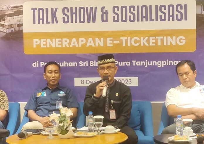 . (Foto : abdi perdana - batamtv.com) Asisten III Sekretariat Daerah Kota (Setdako) Augus Raja Unggul menghadiri kegiatan talk show dan sosialisasi penerapan e-tiketing di Pelabuhan Sri Bintan Pura (SBP) Tanjungpinang yang digelar PT Mitra Kasih Perkasa di Hotel Nite and Day, Jum'at (8/12/2023). (Foto : abdi perdana - batamtv.com)