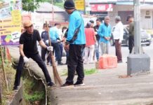 read news -Pemko Tanjungpinang Laksanakan Strategi Bersihkan Lingkungan Staf Pemko Tanjungpinang saat melakukan goro membersihkan sampah di lingkungan. (Foto : abdi perdana - abatamtv.com)