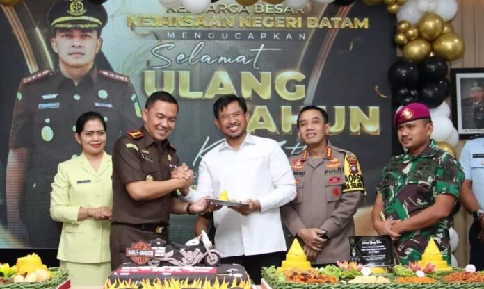 Kepala  Kejaksaan Negeri Batam I Ketut Kasna Dedi, S.H.,M.H, (kedua dari kiri) berulang tahun  ke-47 Tahun, Senin (4/12/2023). Ketua DPRD Batam Nuryanto memberikan selamat atas  hari jadi Kepala Kejari Batam. (Foto : muhammad amin - batamtv.com)