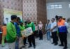 read news – Penyerahan Insentif ke Ratusan Pegawai Kebersihan di Tanjungpinang Pejabat walikota Tanjungpinang Hasan (ketiga dari kanan) menyerahkan insentif kepada 341 petugas kebersihan yang ada di Kota anjungpinang. Selain menyerahkan insentif , Hasan juga menyerahkan sembako kepada penambang pompong, porter pelabuhan dan bandara RHF sebanyak 402 orang. (Foto : dwi susilo - batamtv.com)