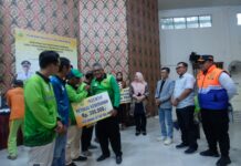 read news – Penyerahan Insentif ke Ratusan Pegawai Kebersihan di Tanjungpinang Pejabat walikota Tanjungpinang Hasan (ketiga dari kanan) menyerahkan insentif kepada 341 petugas kebersihan yang ada di Kota anjungpinang. Selain menyerahkan insentif , Hasan juga menyerahkan sembako kepada penambang pompong, porter pelabuhan dan bandara RHF sebanyak 402 orang. (Foto : dwi susilo - batamtv.com)