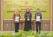 read news – Laporan Kinerja Semester 2 Pemko Tanjungpinang Diterima BPK Laporan Hasil Pemeriksaan (LHP) kinerja semester II tahun anggaran 2023 diterima dari Badan Pemeriksa Keuangan (BPK) Perwakilan Provinsi Kepulauan Riau (Kepri) yang diserahkan langsung Penjabat Wali Kota Tanjungpinang, Hasan, S.Sos. (kanan) (Foto : dwi susilo - batamtv.com)