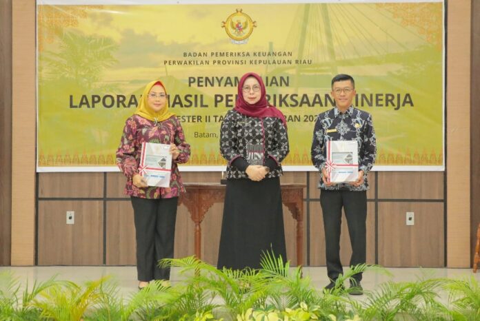 Laporan Hasil Pemeriksaan (LHP) kinerja semester II tahun anggaran 2023 diterima dari Badan Pemeriksa Keuangan (BPK) Perwakilan Provinsi Kepulauan Riau (Kepri) yang diserahkan langsung Penjabat Wali Kota Tanjungpinang, Hasan, S.Sos. (kanan) (Foto : dwi susilo - batamtv.com)